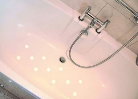 Bath With Anti Slip Discs